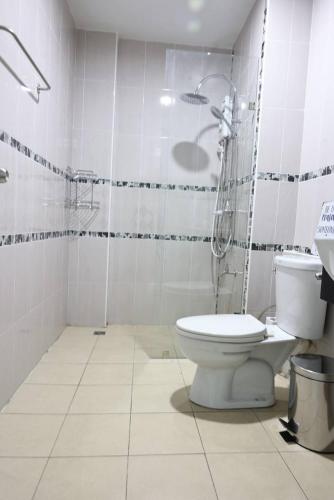 a bathroom with a toilet and a shower at Papaya Stay in Sathani Khlong Rian