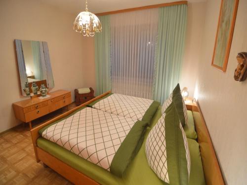 Ένα ή περισσότερα κρεβάτια σε δωμάτιο στο Ferienhaus Paula in Haserich im Hunsrueck