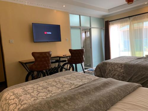 Una cama o camas en una habitación de JKIA Inn