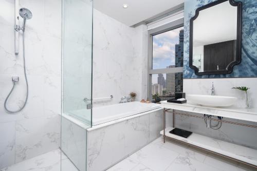 Ένα μπάνιο στο La Clef Bangkok by The Crest Collection
