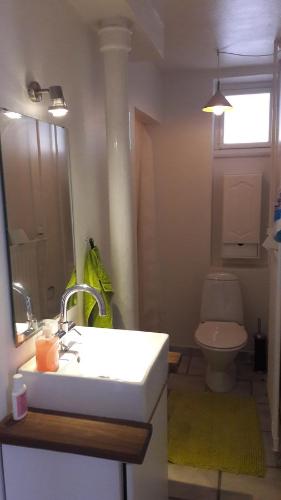 La salle de bains est pourvue d'un lavabo et de toilettes. dans l'établissement bedandshower, à Copenhague