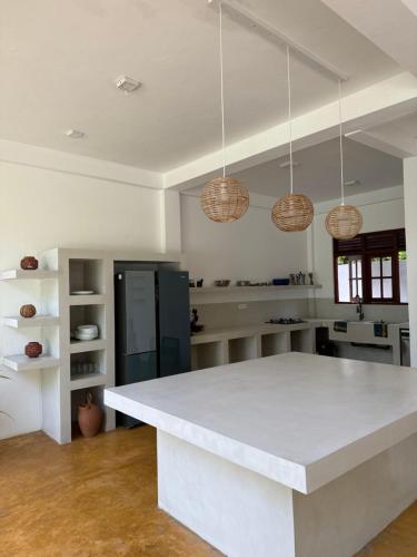 una cocina con encimera blanca en una habitación en Portobello Guest House, en Mirissa