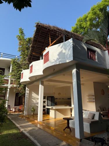 una casa de huéspedes con una cama en el patio trasero en Portobello Guest House, en Mirissa