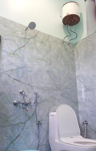 UttamapālaiyamにあるSixth Star Innのトイレと洗面台付きのバスルーム