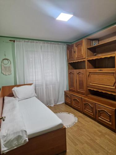 Ένα ή περισσότερα κρεβάτια σε δωμάτιο στο Apartament Vaslui