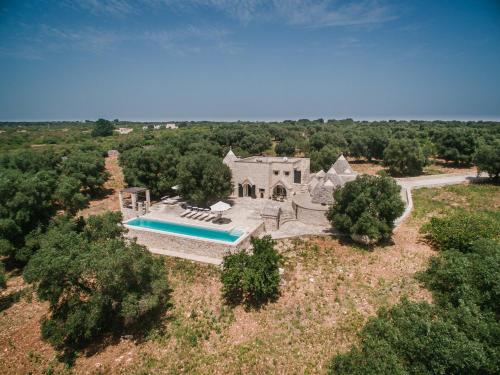 Πισίνα στο ή κοντά στο HelloAPULIA Trulli Angelo - Private Pool Villa in Olive Grove close to Ostuni, Local Dining 5 min