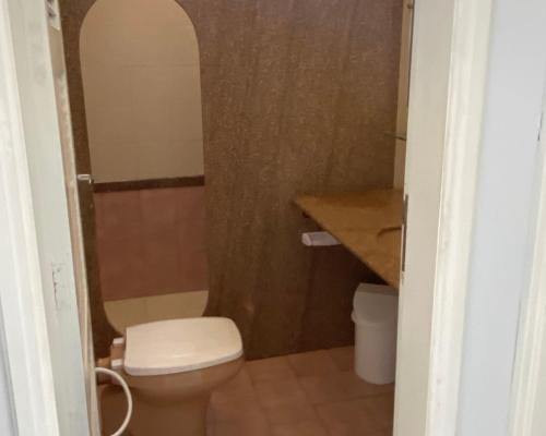 Ένα μπάνιο στο FRENTE MAR CASTELHANOS Casa Recanto Azul 7 Suítes Lazer Completo e Conforto recém reformada para Até 25 Pessoas Ideal para reunir Famílias e Amigos