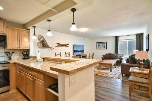 ブリッケンリッジにあるBlazing Saddles High Country Condo - Close To Everythingのキッチン(カウンター付)、リビングルーム