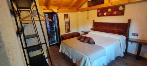a bedroom with two beds in a room at Casa abuelo Kalinas in Cazorla