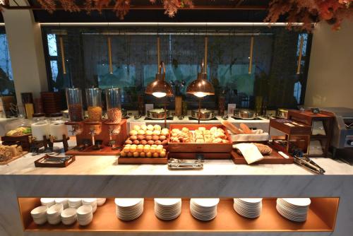 een buffet met borden en eten op tafel bij voco Guilin Yangshuo in Yangshuo