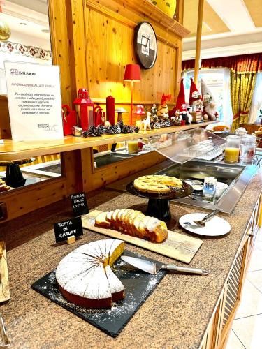 a bakery counter with various types of bread and pastries at Hotel Sant'Ilario in Rovereto