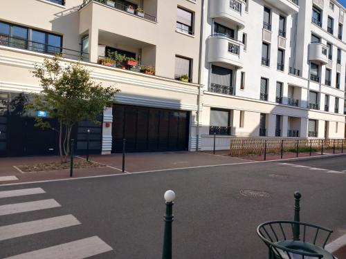 an empty street in front of a building at Building carré d eden in Clamart