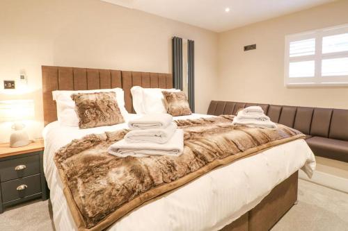 Katil atau katil-katil dalam bilik di Ashbourne Luxury Suites