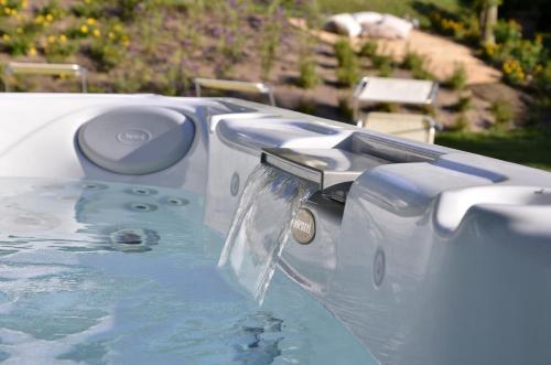 a pool with water pouring out of a faucet at EcoHotel Ristorante Milano in Borgo a Mozzano