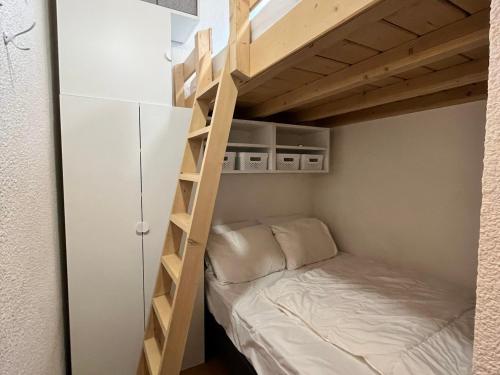 un lit superposé dans une petite pièce avec un lit superposé dans une chambre dans l'établissement Studio cosy au centre de Samoëns avec balcon - FR-1-624-183, à Samoëns
