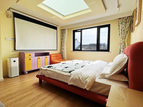 a bedroom with a bed and a large window at Mr. Gao and Ms. Feng's original homestay in Waxie