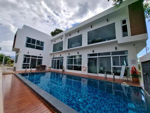 Bazén v ubytování ถึงเที่ยงวัลเลย์เขาใหญ่ Thungtheiyng valley khaoyai nebo v jeho okolí