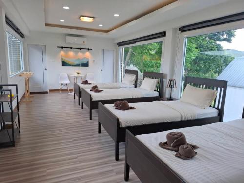 Postel nebo postele na pokoji v ubytování ถึงเที่ยงวัลเลย์เขาใหญ่ Thungtheiyng valley khaoyai