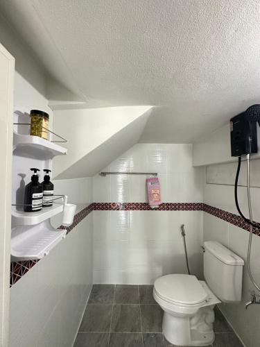 a bathroom with a toilet and a sink at hidden loft, 5 mins to Songklanagarind Hospital โรงพยาบาลมอ หาดใหญ่ only 4 people in Hat Yai