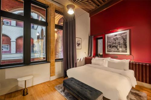 Postel nebo postele na pokoji v ubytování Cour des Loges Lyon, A Radisson Collection Hotel