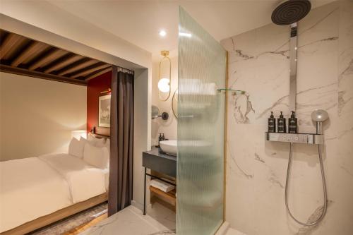 Koupelna v ubytování Cour des Loges Lyon, A Radisson Collection Hotel