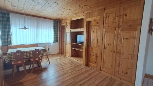 Televisyen dan/atau pusat hiburan di Apartments Antares