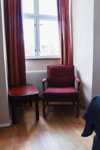 two chairs sitting in a room with a window at Eksjö Stadshotell in Eksjö