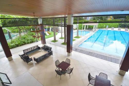 Πισίνα στο ή κοντά στο Comfortable 3-Bedroom Stay in Pasig The Rochester