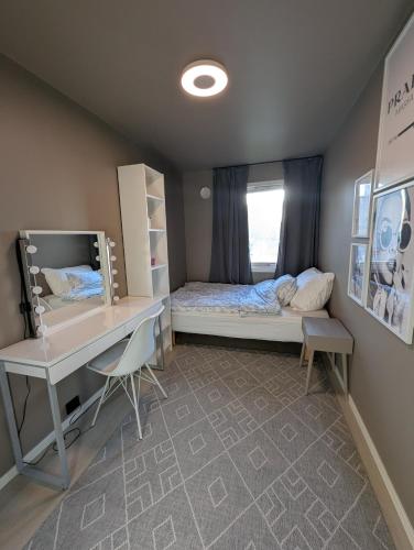 ein kleines Zimmer mit einem Schreibtisch und einem Bett in der Unterkunft Spacious Modern 3BR, Terrace, Aurora & Midnight Sun, Pets allowed, Free Parking, Close to Ski slopes, Snow Dome, Bus stop in Tromsø
