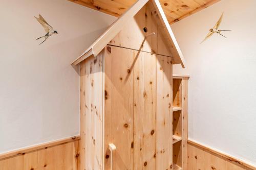 a bird house in the corner of a room at Wein- und Klimahotel Bergfriedel in Bühlertal