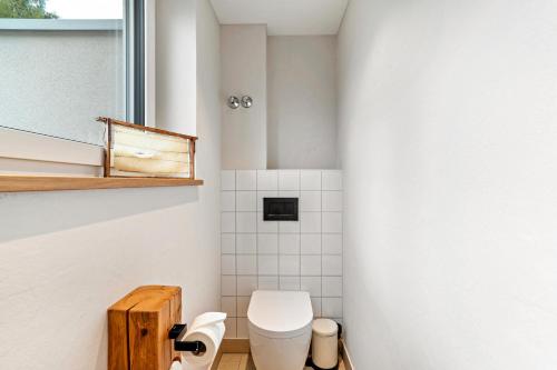 a small bathroom with a toilet and a window at Wein- und Klimahotel Bergfriedel in Bühlertal