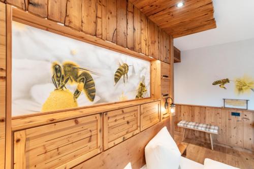 a room with a bed with bees on the wall at Wein- und Klimahotel Bergfriedel in Bühlertal