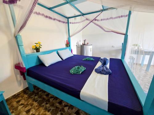 Ein Bett oder Betten in einem Zimmer der Unterkunft Rock Violet Lakefront Cabanas & Restaurent