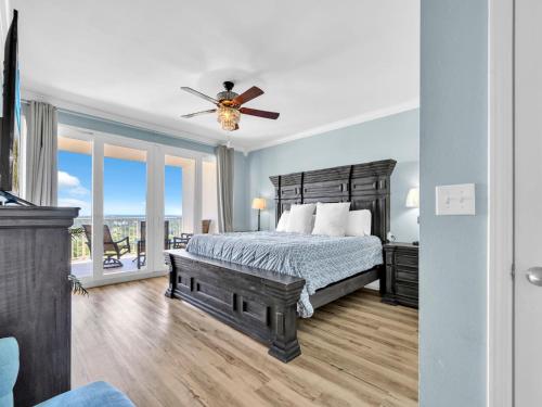 une chambre avec un lit et un ventilateur de plafond dans l'établissement Laketown Wharf 1933, à Panama City Beach