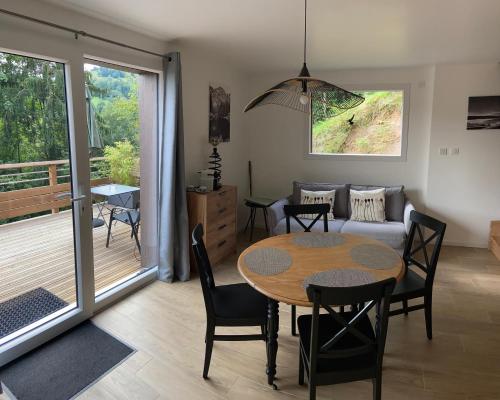 Duplex L'épicéa في Breitenbach-Haut-Rhin: غرفة معيشة بها طاولة وأريكة