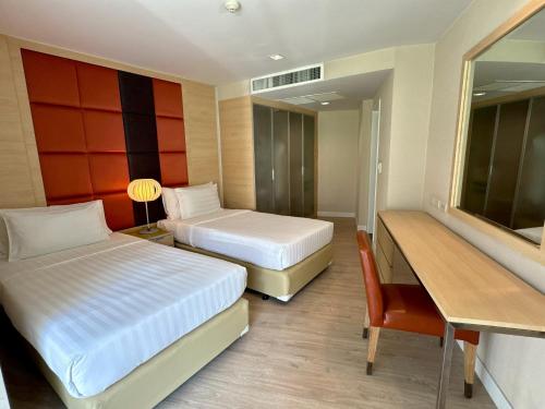 Postel nebo postele na pokoji v ubytování Urbana Langsuan Hotel