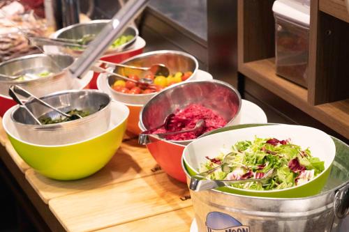 een groep kommen eten op een toonbank bij Courtyard by Marriott Tokyo Station in Tokyo