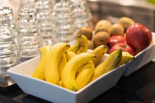 een kom bananen en appels op een tafel bij Courtyard by Marriott Tokyo Station in Tokyo