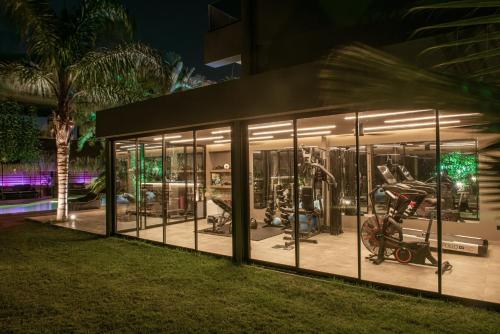 una palestra in un edificio di notte di Alsus Boutique Hotel - Adults Only ad Amoudara Herakliou