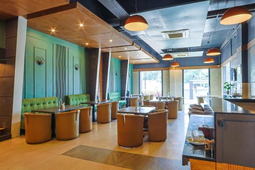 Area soggiorno di Max Hotels Prayagraj