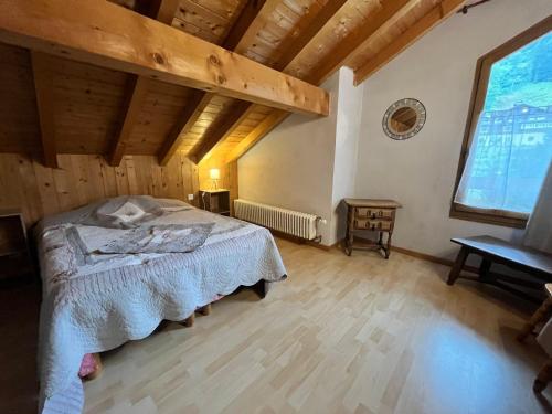 a bedroom with a bed and a large window at Chalet chaleureux 4 ch, animaux admis - FR-1-624-184 in Morillon