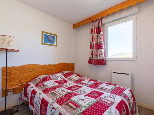 a bedroom with a bed with a red and white quilt at Appartement familial 8 personnes, vue montagnes, proche pistes - FR-1-695-83 in Germ