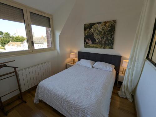 A bed or beds in a room at Gîte du Canal à Montargis: Charme, Jardins & Culture - FR-1-590-581