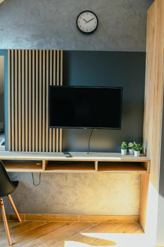 TV a/nebo společenská místnost v ubytování The Gem House Apartments - City Center
