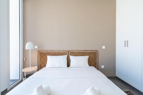 Ένα ή περισσότερα κρεβάτια σε δωμάτιο στο Blu Horizon - Stylish Living with Pool & Balconies in Protaras