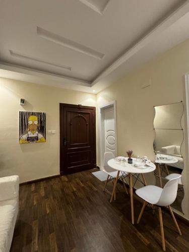 a living room with a table and chairs at شقق فندقية هادئة بحي السلامة in Jeddah