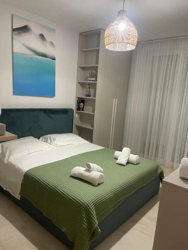 a bedroom with a bed with towels on it at San Pietro Premium Meliá Garden Apartment in Lalzit Bay
