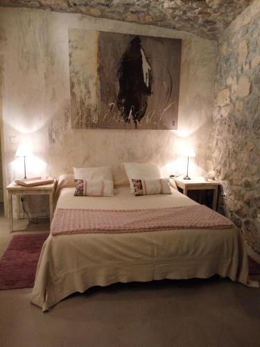 - une chambre avec un grand lit, 2 tables et 2 lampes dans l'établissement Gîte du domaine de la Manse, à Villeuneuve-de-Berg