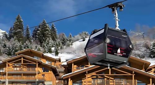 a tv on a ski lift in front of a lodge at Arpette Appartement 2/4 personnes au pied des pistes in Champagny-en-Vanoise