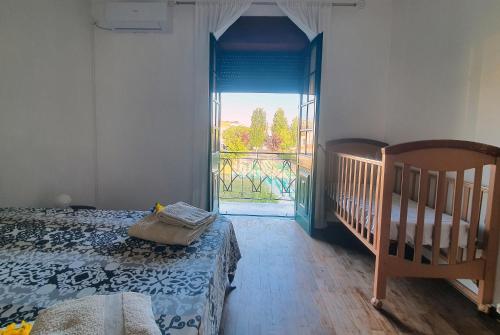 een slaapkamer met 2 bedden en een glazen schuifdeur bij Casa do Sossego in Safara